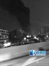 广州白云摩配城大火烧近7小时 部分商户损失百